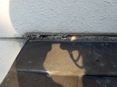 外壁を指で擦る